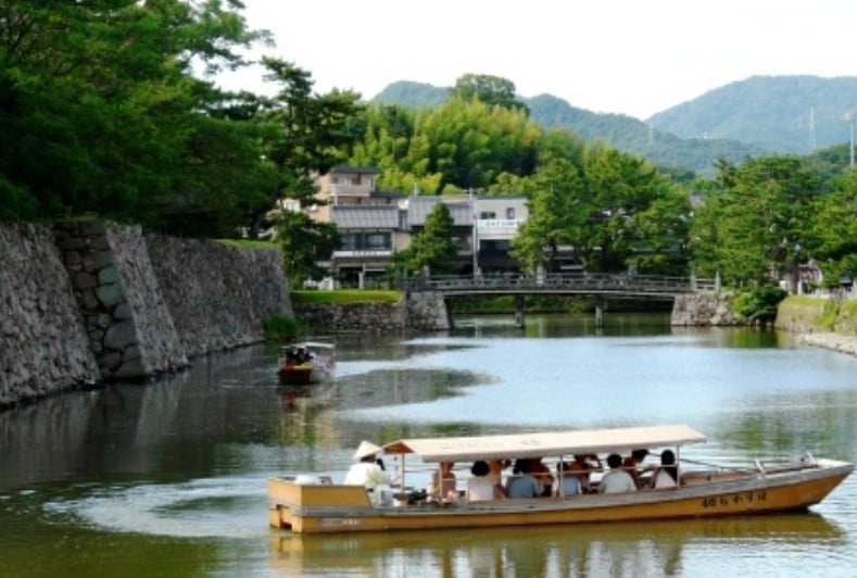 松江城の堀はデカい！お堀に遊覧船が運行している！